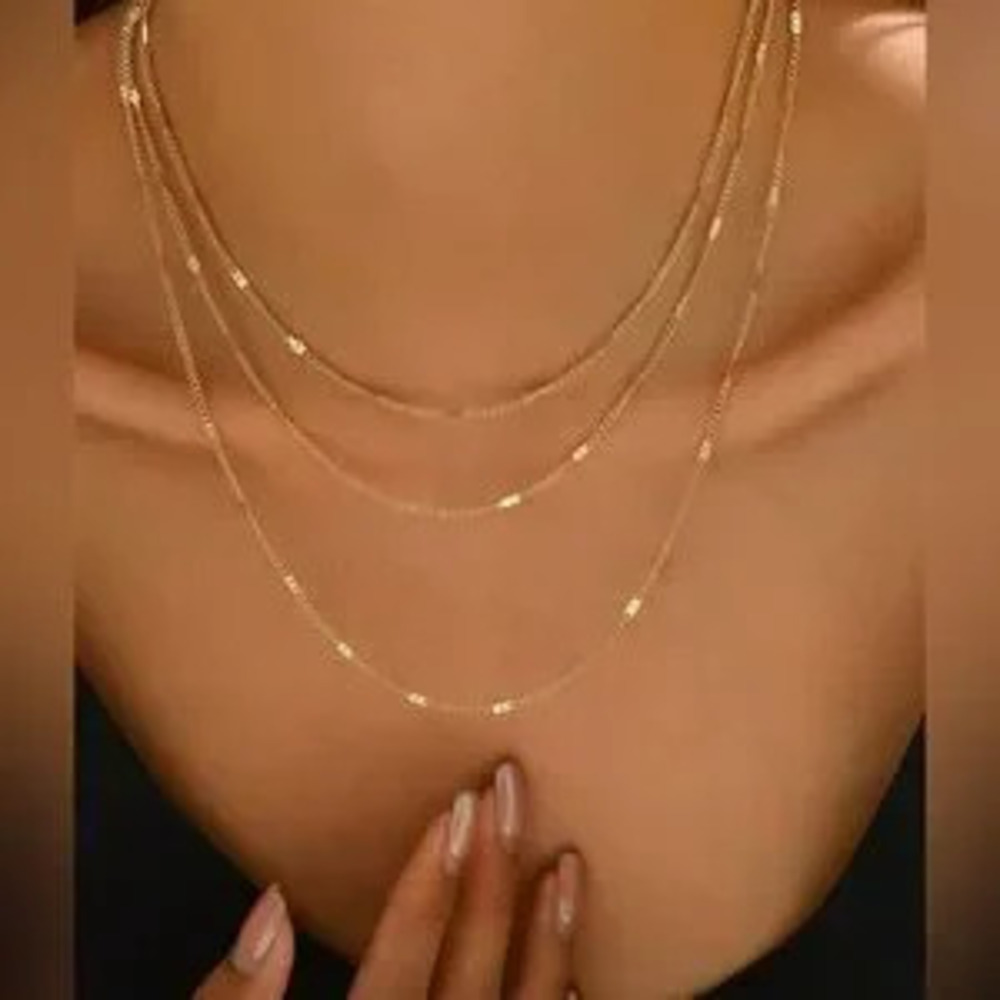 Gold 1pc Layered Chain Necklace - Picture 2 of 3